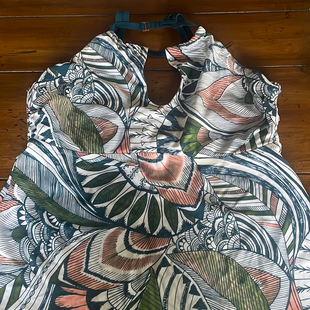 Women’s underwire Tankini 16W. New Condition. Holds the girls up well.